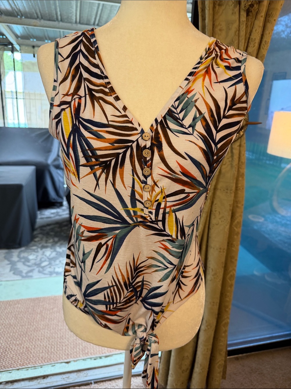 Sleeveless V-Neck Tropical Print Tie-Hem Top - White/Multi